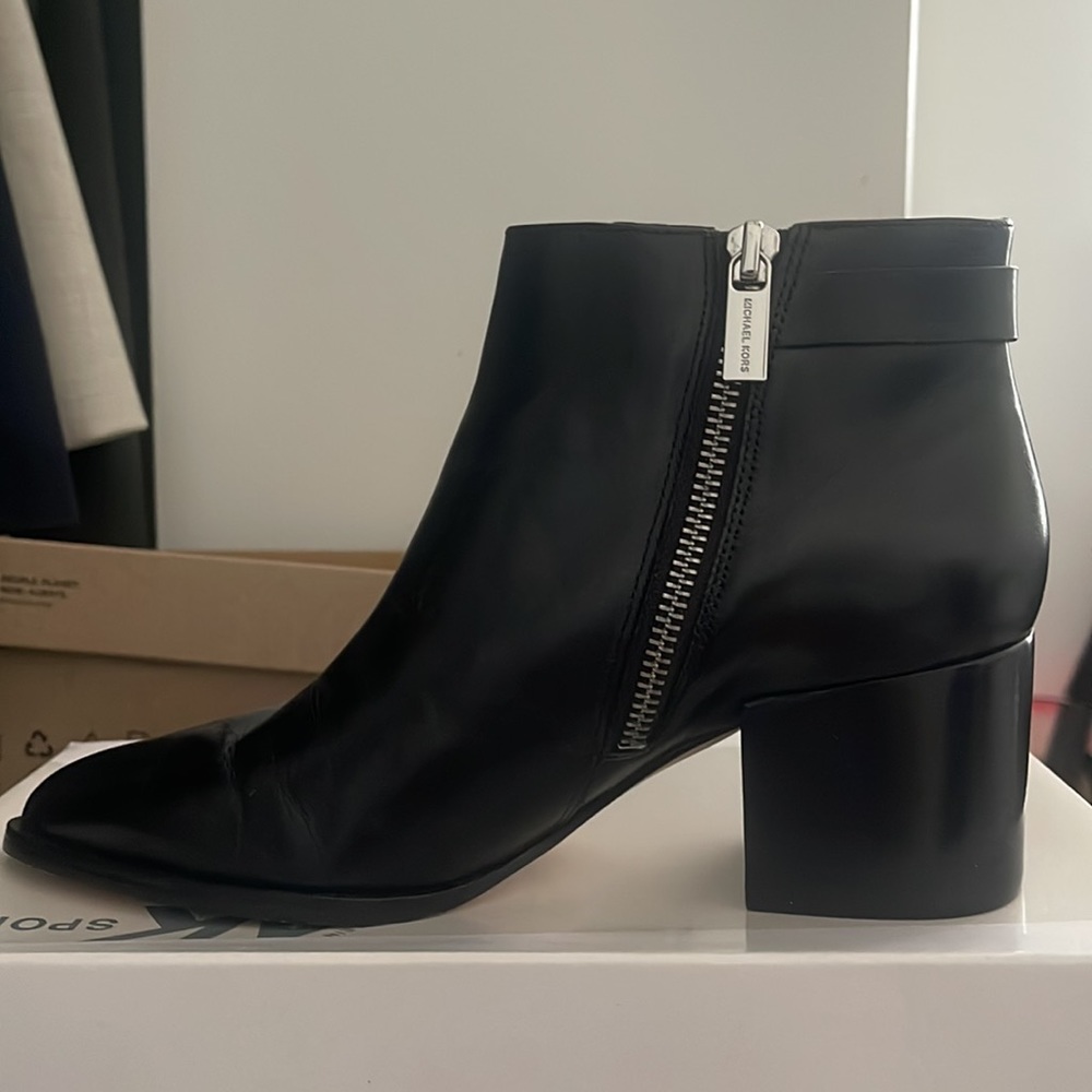 Michael Kors Saylor Ankle Boot Leather. Black. 6 1/2